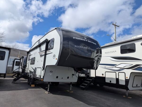 2025 Forest River Rockwood Signature Fifth Wheel (S1907760)