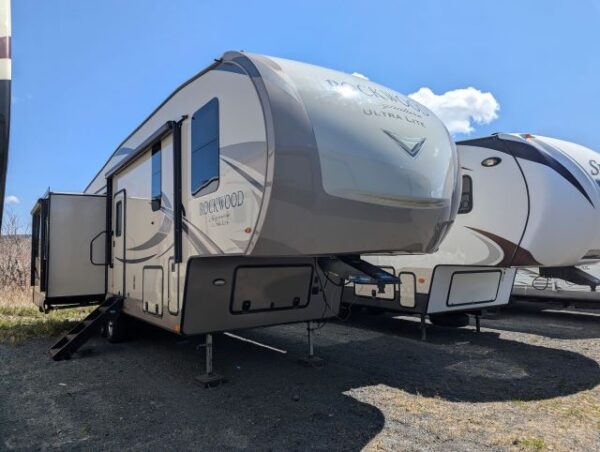 2018 Forest River Signature Fifth Wheel (J1882389) (consignment)
