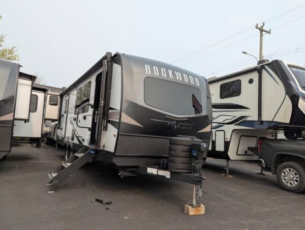 2025 Forest River Rockwood Ultra Lite Travel Trailer (SZ196780)