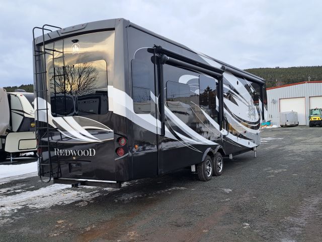 2018 Crossroads Redwood Fifth Wheel (J9340111) - Image 3