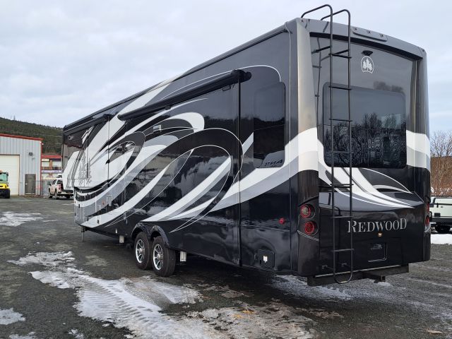 2018 Crossroads Redwood Fifth Wheel (J9340111) - Image 4