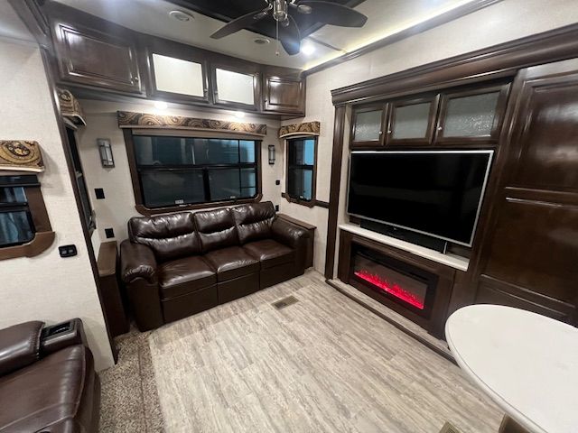 2018 Crossroads Redwood Fifth Wheel (J9340111) - Image 5