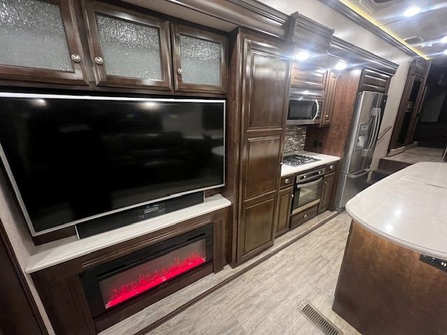 2018 Crossroads Redwood Fifth Wheel (J9340111) - Image 8