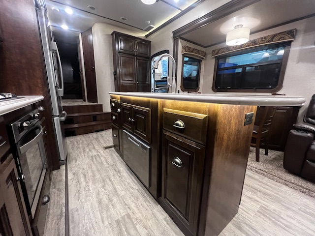 2018 Crossroads Redwood Fifth Wheel (J9340111) - Image 10