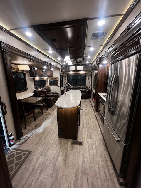 2018 Crossroads Redwood Fifth Wheel (J9340111) - Image 11