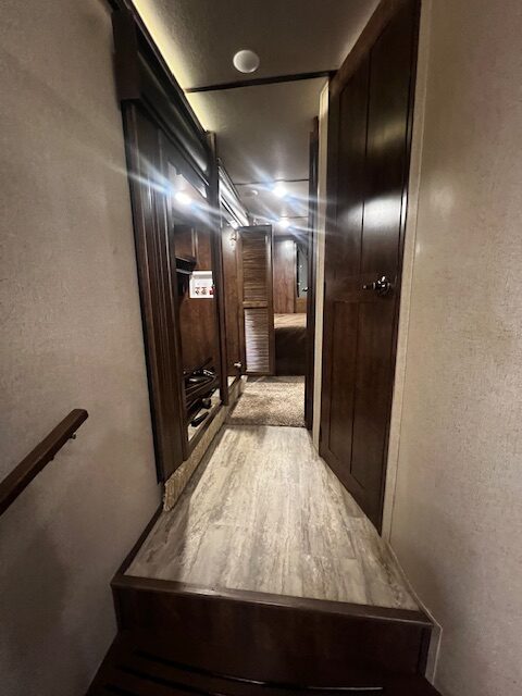 2018 Crossroads Redwood Fifth Wheel (J9340111) - Image 12