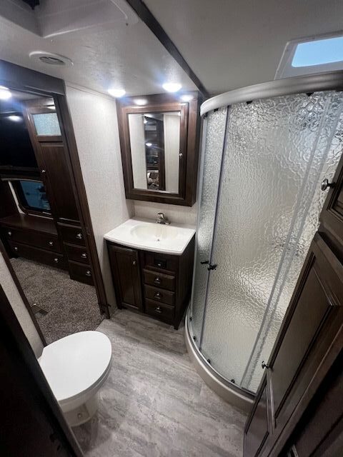 2018 Crossroads Redwood Fifth Wheel (J9340111) - Image 13