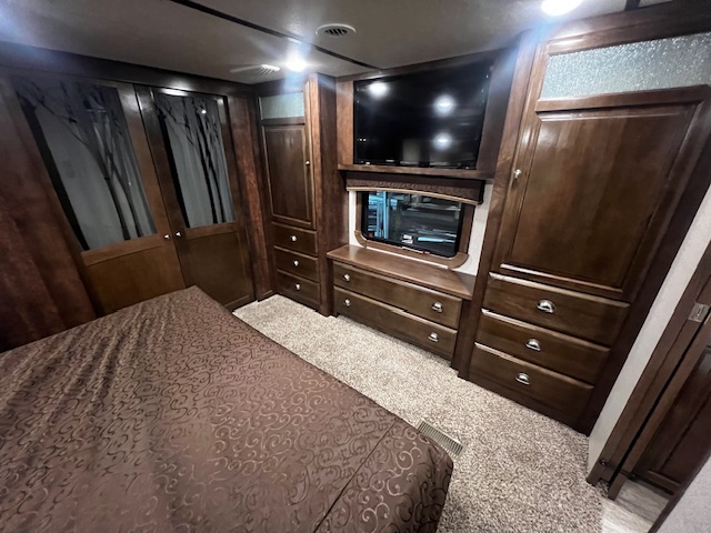 2018 Crossroads Redwood Fifth Wheel (J9340111) - Image 14