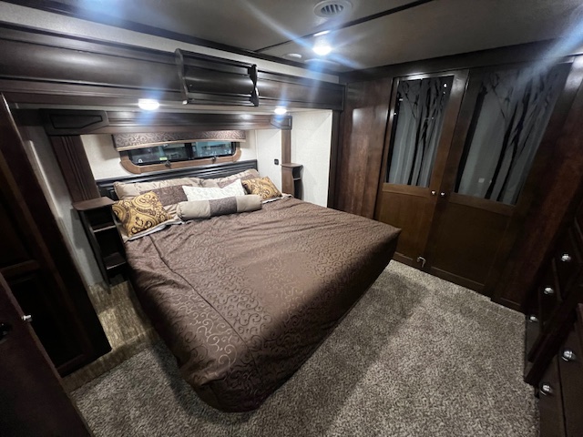 2018 Crossroads Redwood Fifth Wheel (J9340111) - Image 15