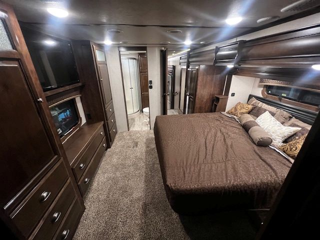 2018 Crossroads Redwood Fifth Wheel (J9340111) - Image 17
