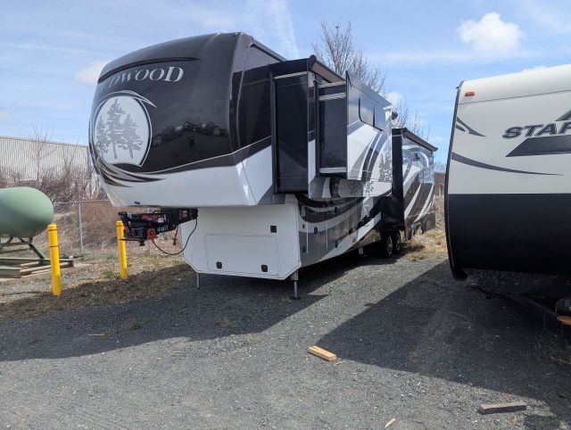 2018 Crossroads Redwood Fifth Wheel (J9340111) - Image 15