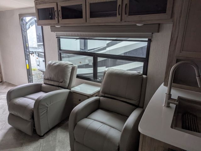 2022 Forest River Palomino Solaire Travel Trailer (NN057385) - Image 12