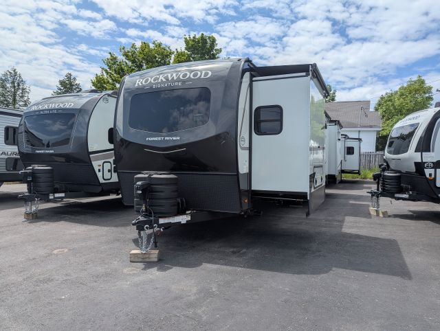 2027 Forest River Rockwood Signature Travel Trailer (V1911586) - Image 18
