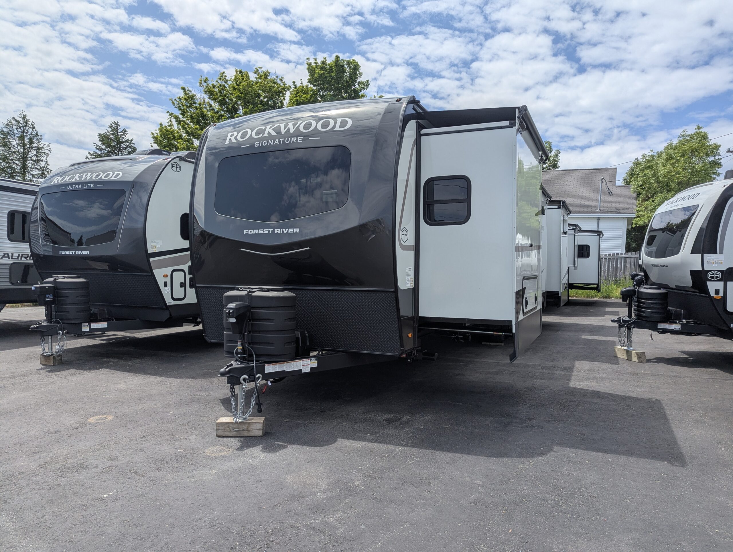 2027 Forest River Rockwood Signature Travel Trailer (V1911586) - Image 2