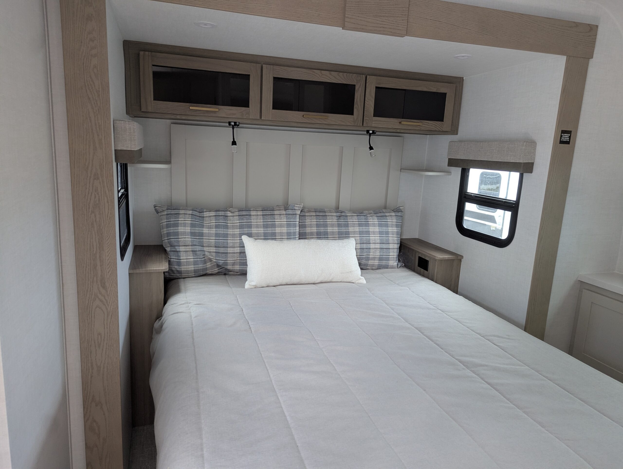 2027 Forest River Rockwood Signature Travel Trailer (V1911586) - Image 3