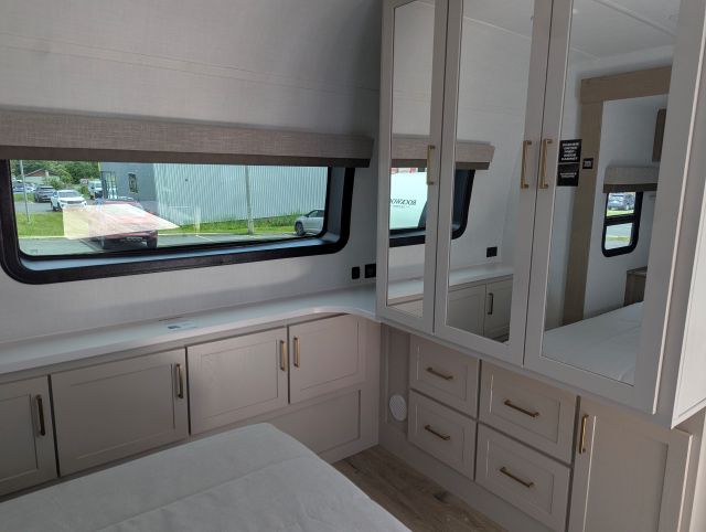 2027 Forest River Rockwood Signature Travel Trailer (V1911586) - Image 20