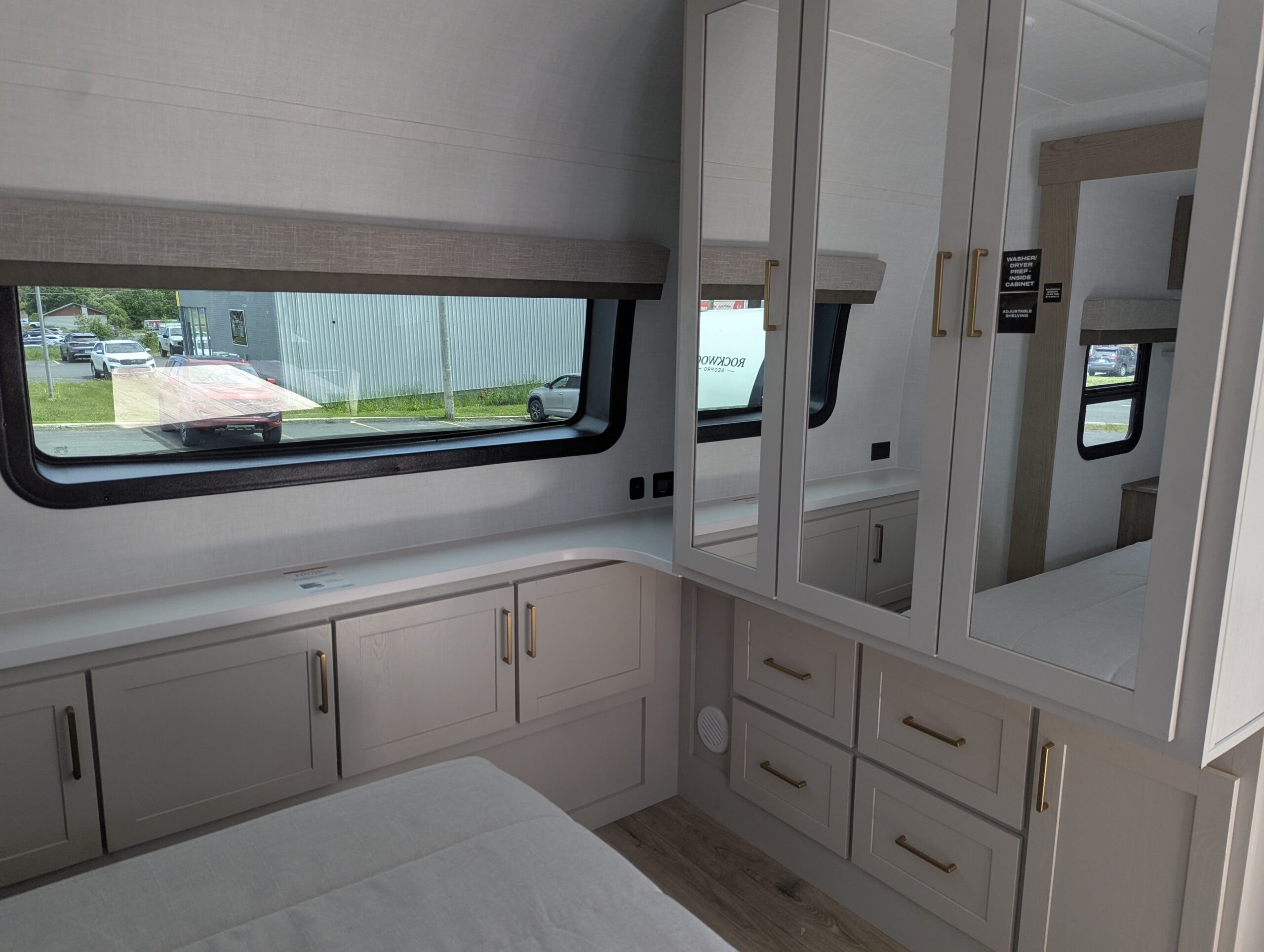 2027 Forest River Rockwood Signature Travel Trailer (V1911586) - Image 4