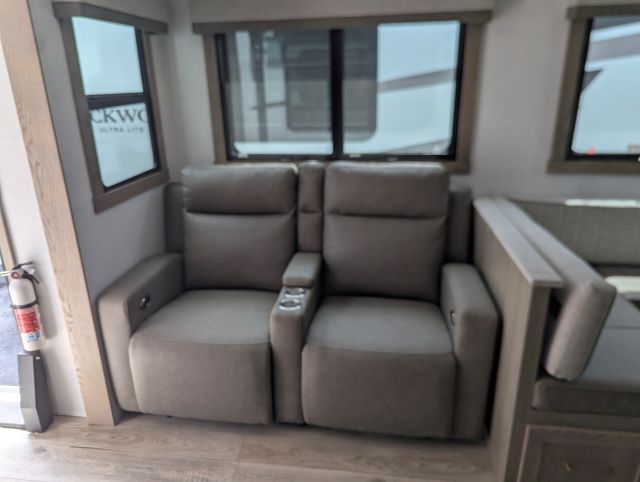 2027 Forest River Rockwood Signature Travel Trailer (V1911586) - Image 23