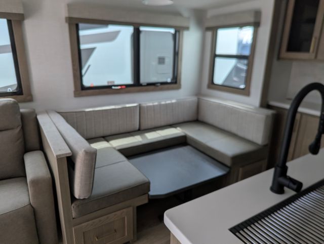 2027 Forest River Rockwood Signature Travel Trailer (V1911586) - Image 24