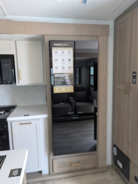 2027 Forest River Rockwood Signature Travel Trailer (V1911586) - Image 26
