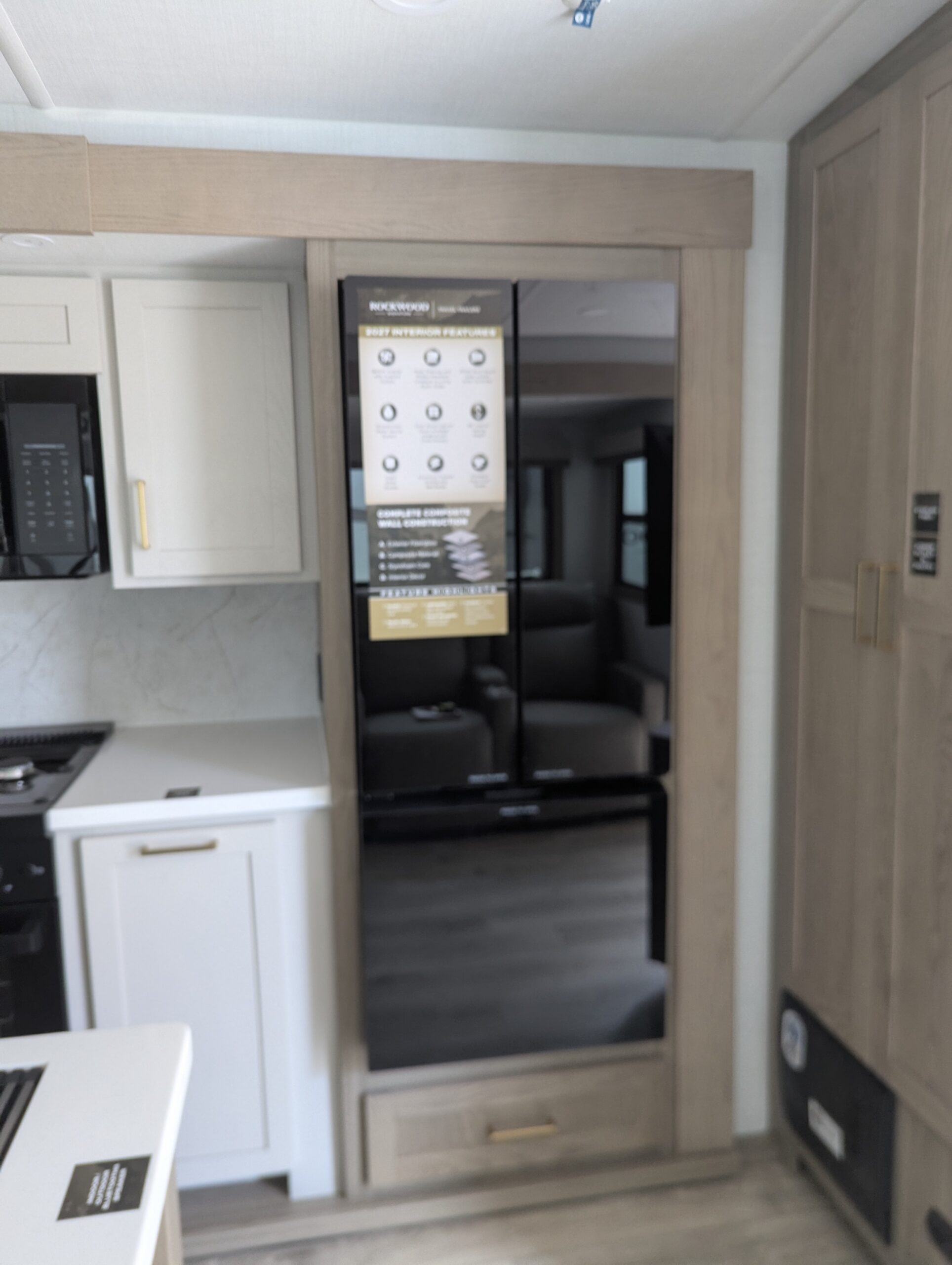 2027 Forest River Rockwood Signature Travel Trailer (V1911586) - Image 10
