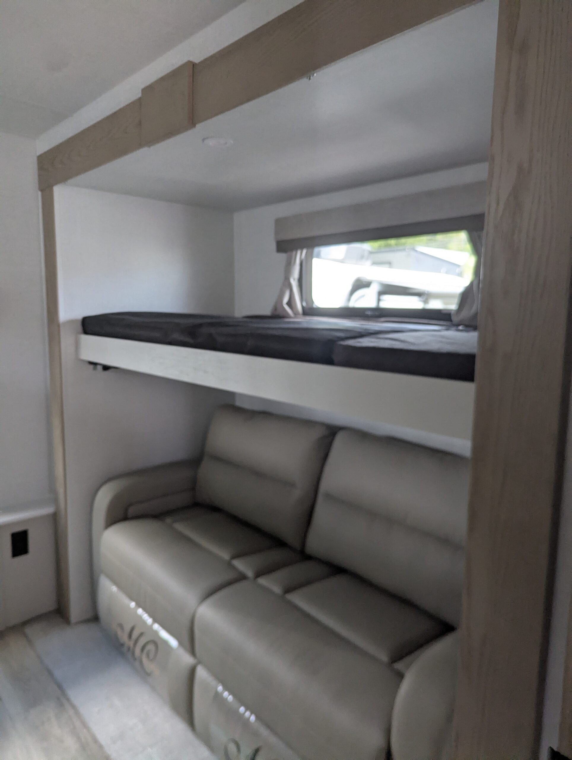 2027 Forest River Rockwood Signature Travel Trailer (V1911586) - Image 14