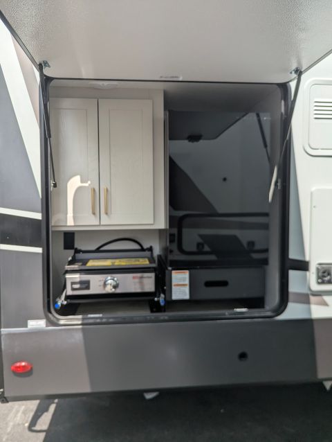 2027 Forest River Rockwood Signature Travel Trailer (V1911586) - Image 32
