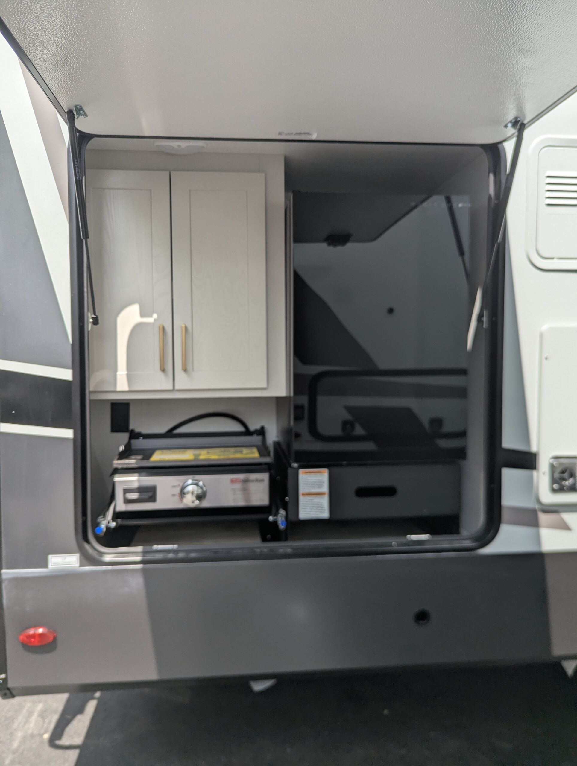 2027 Forest River Rockwood Signature Travel Trailer (V1911586) - Image 16